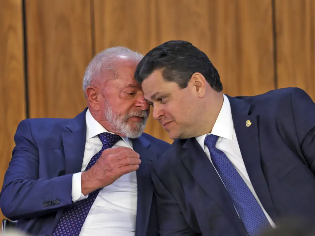 Brasília (DF) 13/08/2025 - O presidente da República, Luiz Inácio Lula da Silva, conversa com o presidente do Senado Federal, Davi Alcolumbre, durante assinatura da medida provisória (MP) Brasil Soberano., no Palácio do Planalto Foto: CanalGov/Reprodução