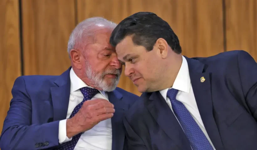 Brasília (DF) 13/08/2025 - O presidente da República, Luiz Inácio Lula da Silva, conversa com o presidente do Senado Federal, Davi Alcolumbre, durante assinatura da medida provisória (MP) Brasil Soberano., no Palácio do Planalto Foto: CanalGov/Reprodução